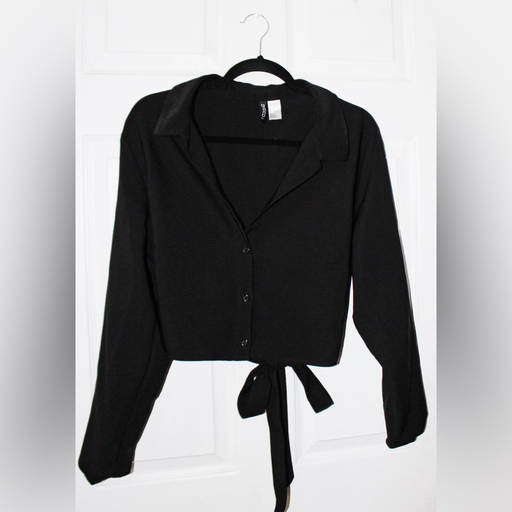 H&M Divided button up long sleeve crop top
